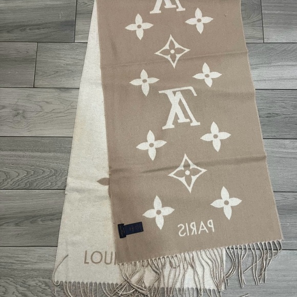 Unisex Louis Vuitton Monogram Floral Taupe and White Wrap - Picture 1 of 5